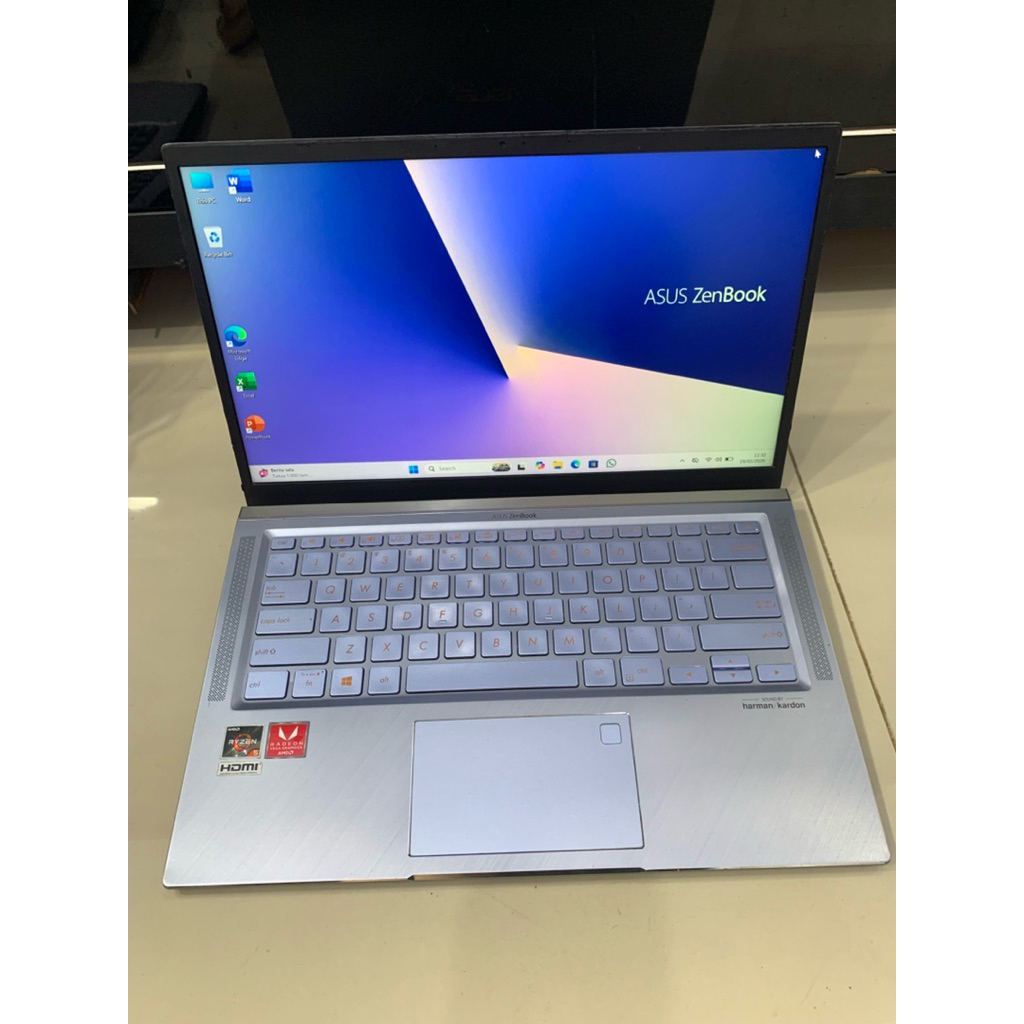 ASUS ZenBook UM431DA AMD Ryzen 5 3500U Ram 8GB DDR4 2400MHz on-board. SSD 512GB Layar: 14-inch, FHD 