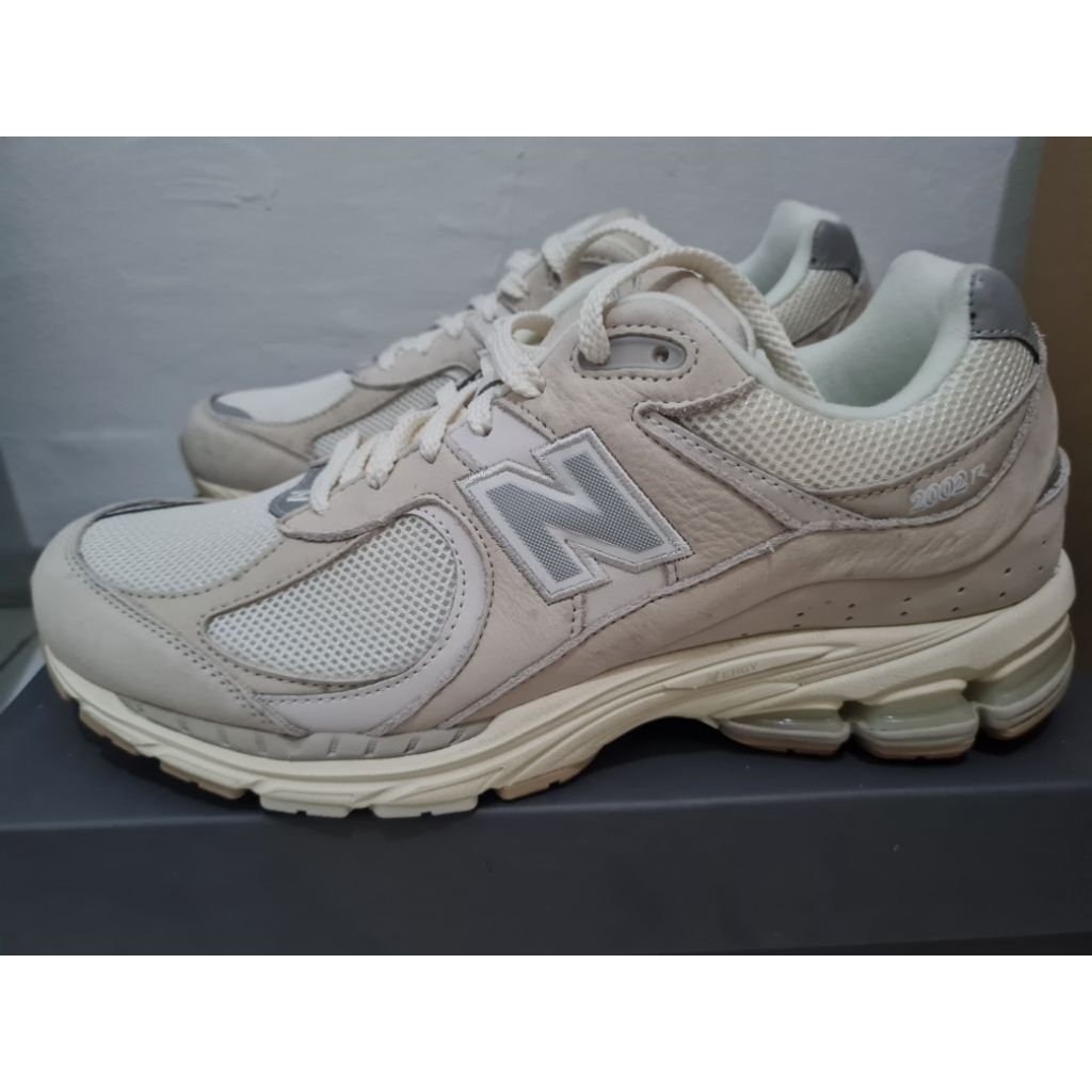 Sepatu/Sneakers New Balance 2002R White Ivory Cream Original Like New Size 45