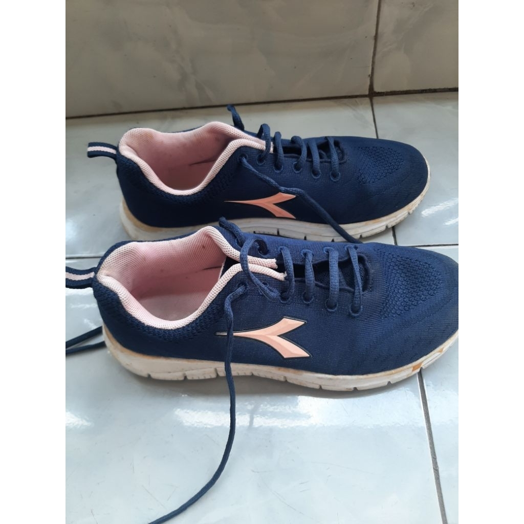 Preloved sepatu Diadora original sport station size 38 (baca deskripsi) preloved sneakers wanita