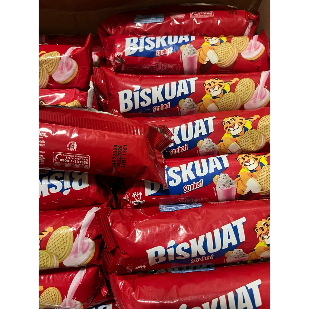 Biskuat Biskuit Sandwich Vanila Strawberry 105g - Renyah, Manis, Energi