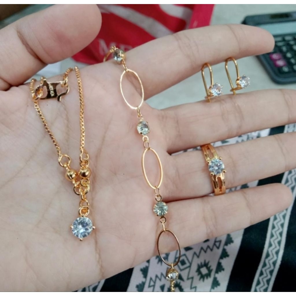 satu set perhiasan pengganti emas