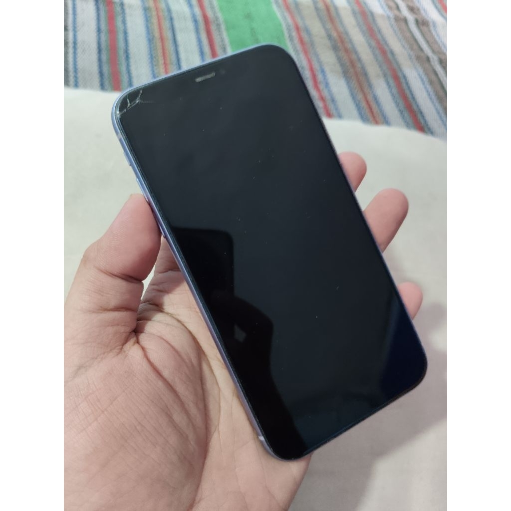 dijual iphone 11 128gb ibox kondisi retak layar touskrine bagian sudut ada di.foto dan lock icloud a