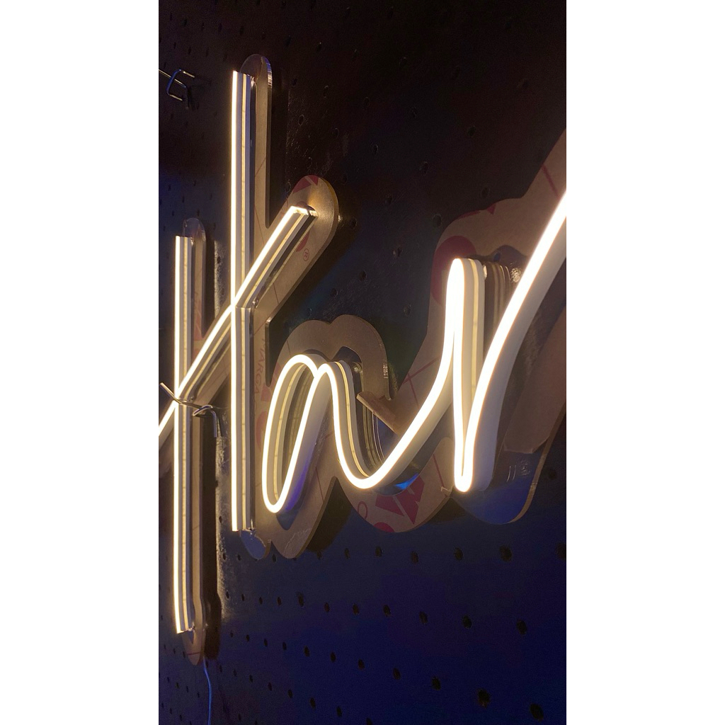 Neon Sign Custom Nama – Lampu Estetik Kamar / Cafe / Wedding