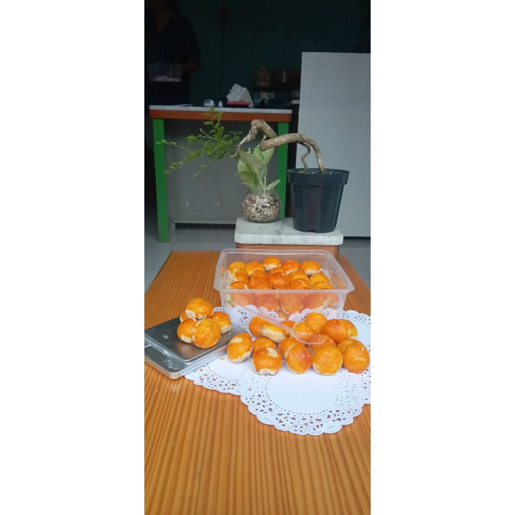 kue pia kering isian kacang hijau , crunchy diluar , manis dan lembut didalam