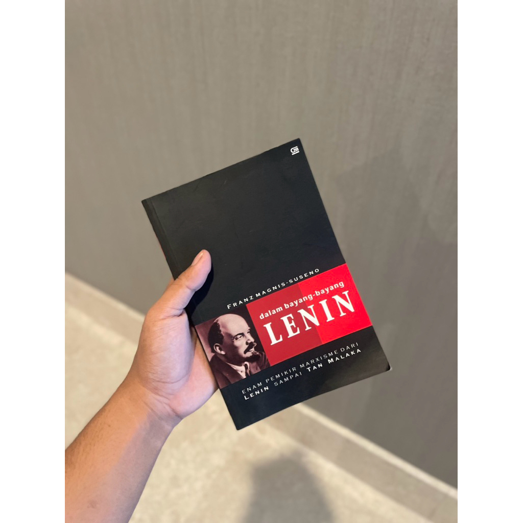 Dalam bayang bayang Lenin