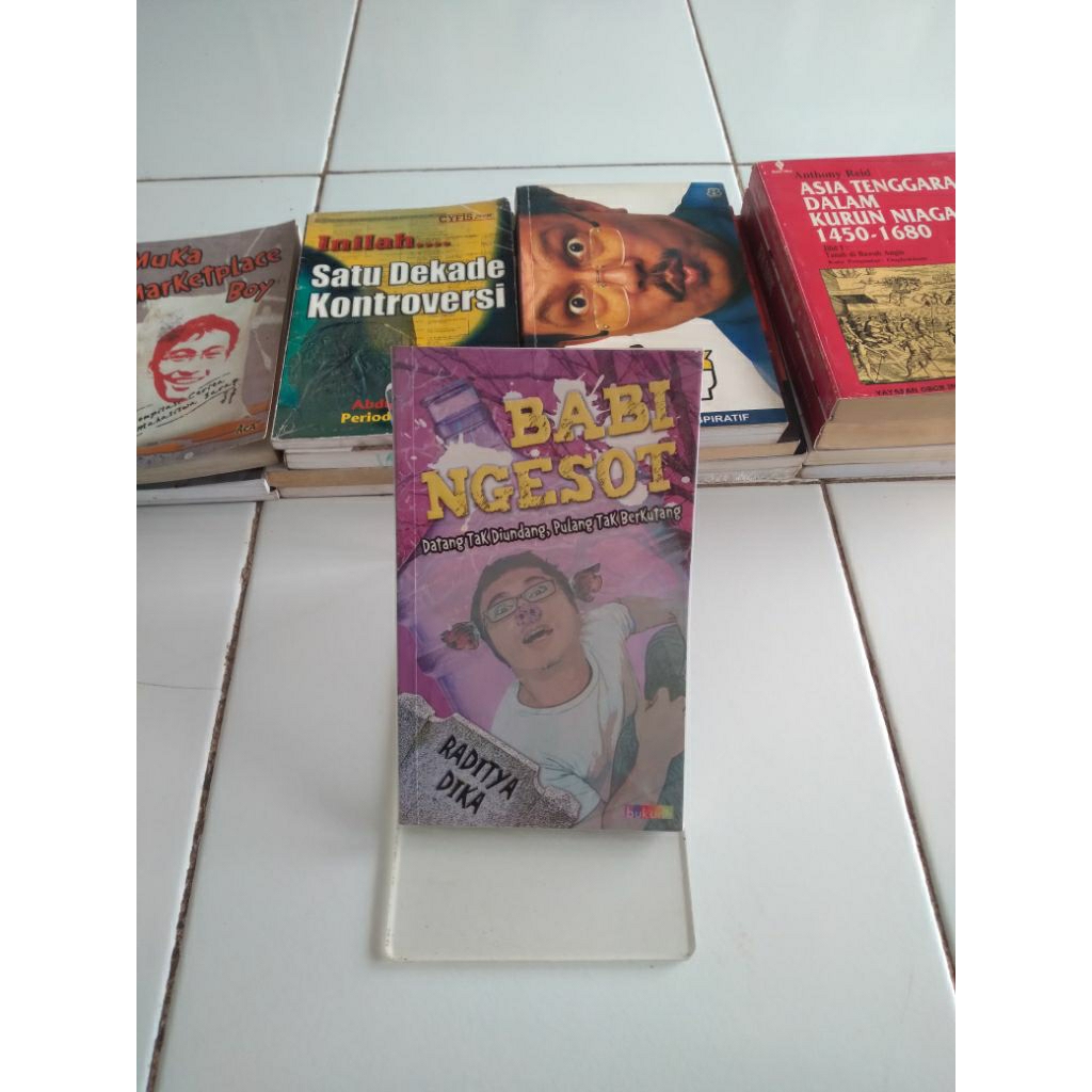 raditya dika babi ngesot datang tak diundang, pulang tak berkutang