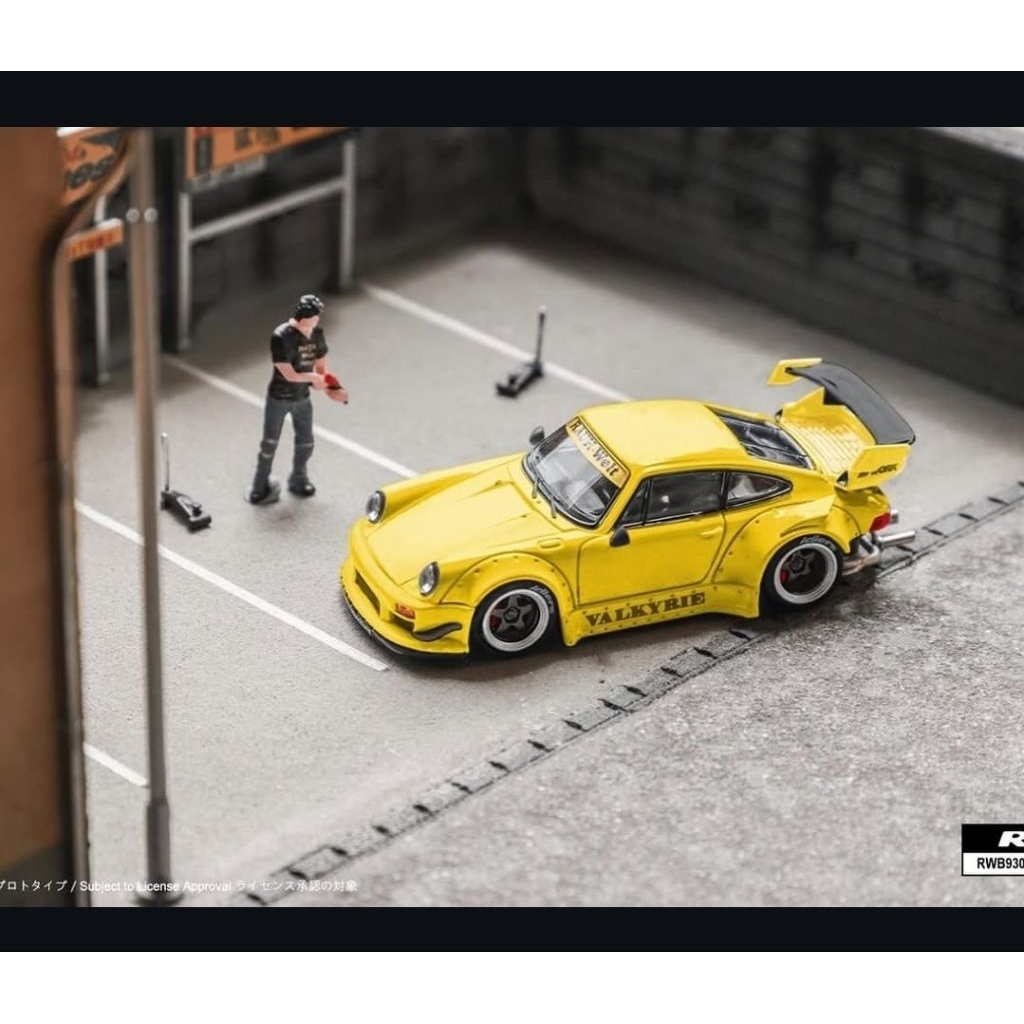 STARMODEL RWB930 VALKYRIE YELLOW WITH FIGURE
