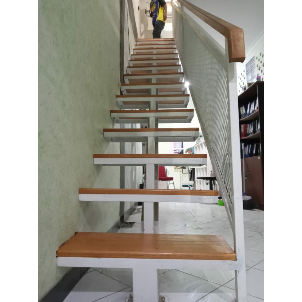 tangga minimalis pijakan kayu