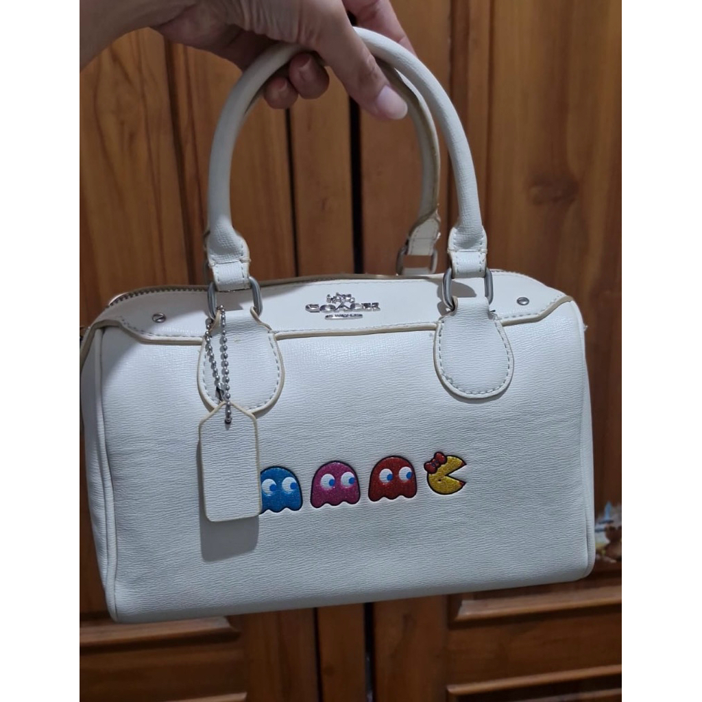 tas coach putih
