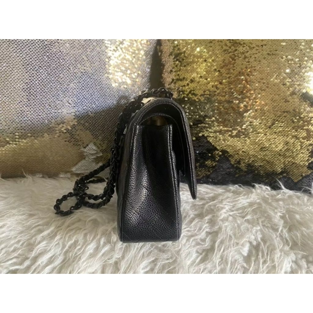 Tas Preloved, Chanel* So Black Classic Flap Bag.