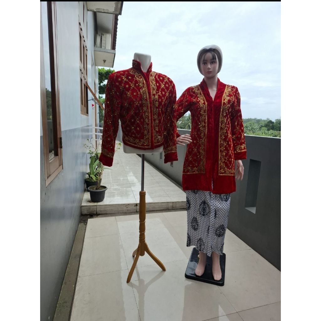 sepasang baju adat pengantin jawa