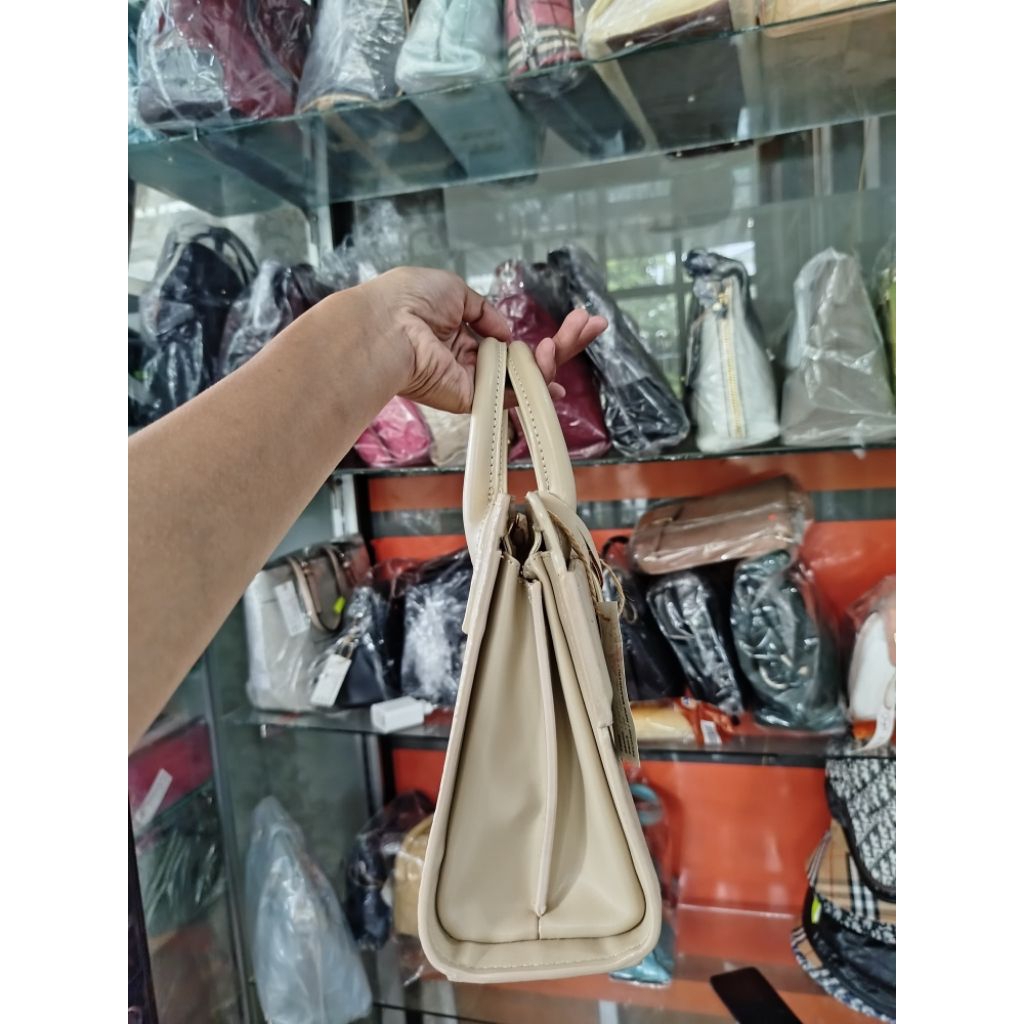 TAS PEDRO SECOND LIKE NEW,TAS BRANDED PEDRO ,TAS AESTHETIC PEDRO