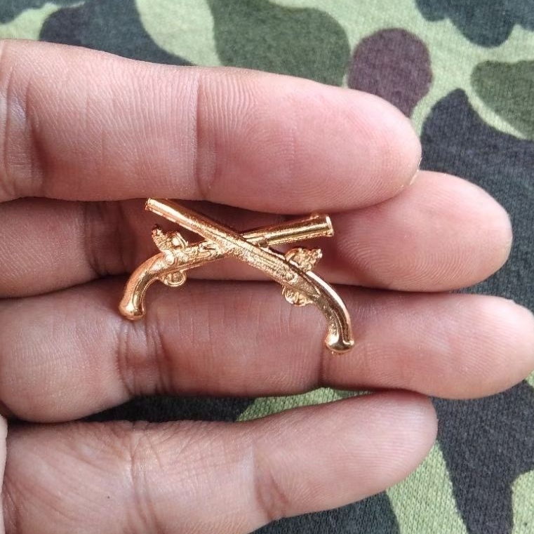 pin silang senjata pin silang pistol pin pistol voc belanda lencana polisi militer pin tentara ameri