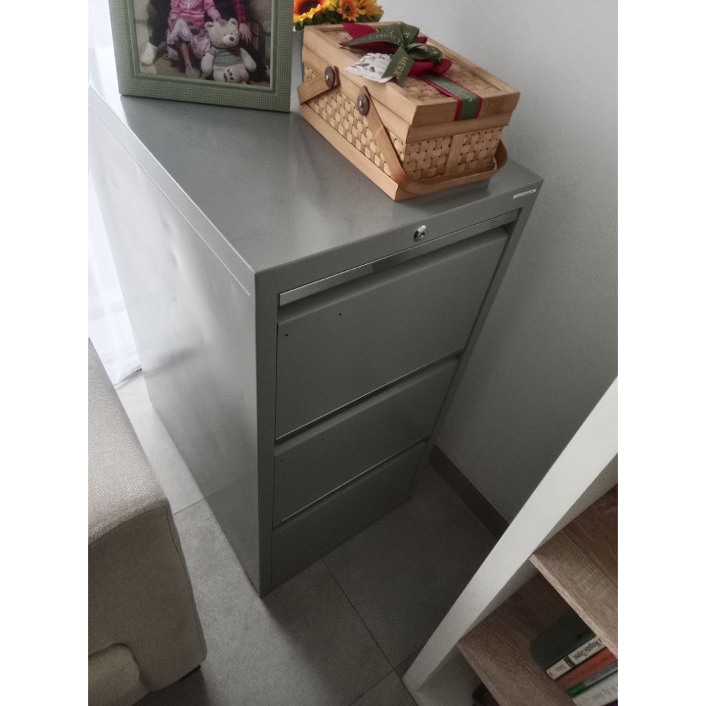 Lemari Besi 3 Tingkat