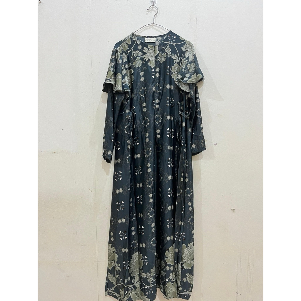Preloved Dress Wearing Klamby
