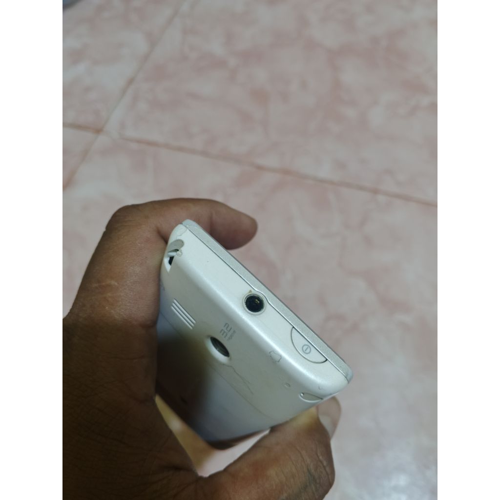 hp Sony Ericsson M1i aspen (white silver) second kondisi yala