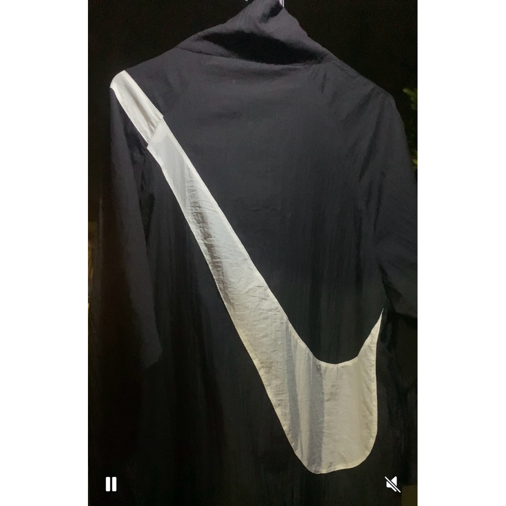 windbreakerNikeBigSwoosh