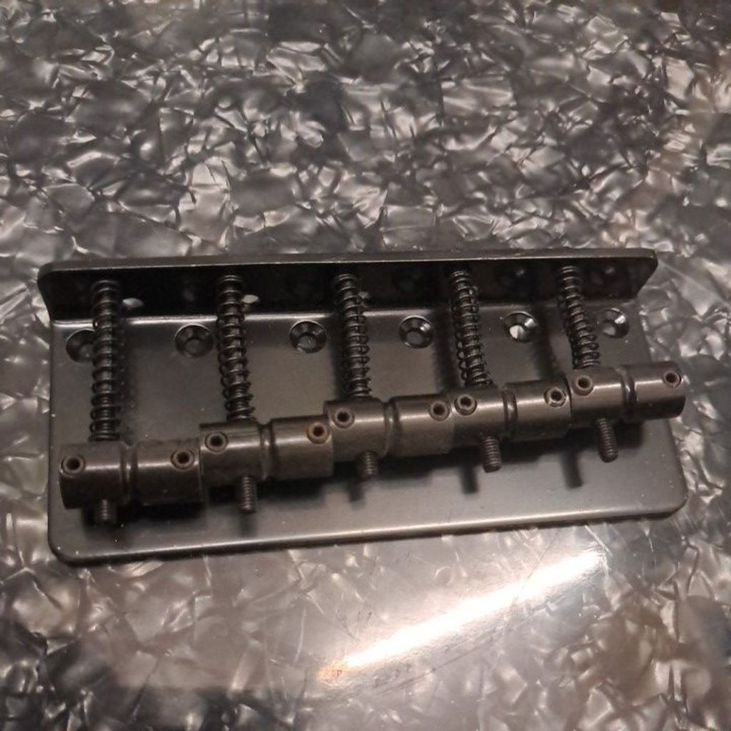 Kam Bass 5st Hitam / Bridge Bass 5st / Dudukan Senar Bass  5  Senar