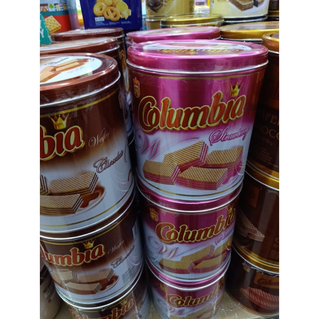 Columbia wafer strawberry kaleng 500g