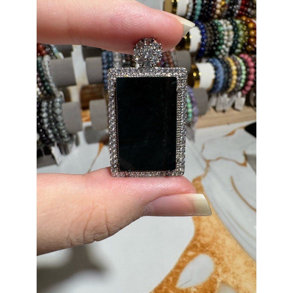 Liontin Giok Hitam Kotak