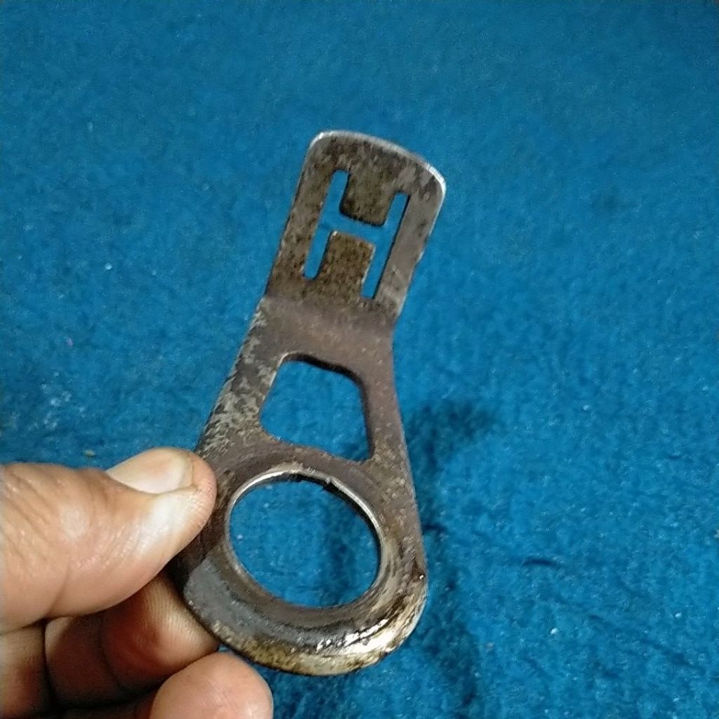 holder lampu sepeda onthel tua hercules  .