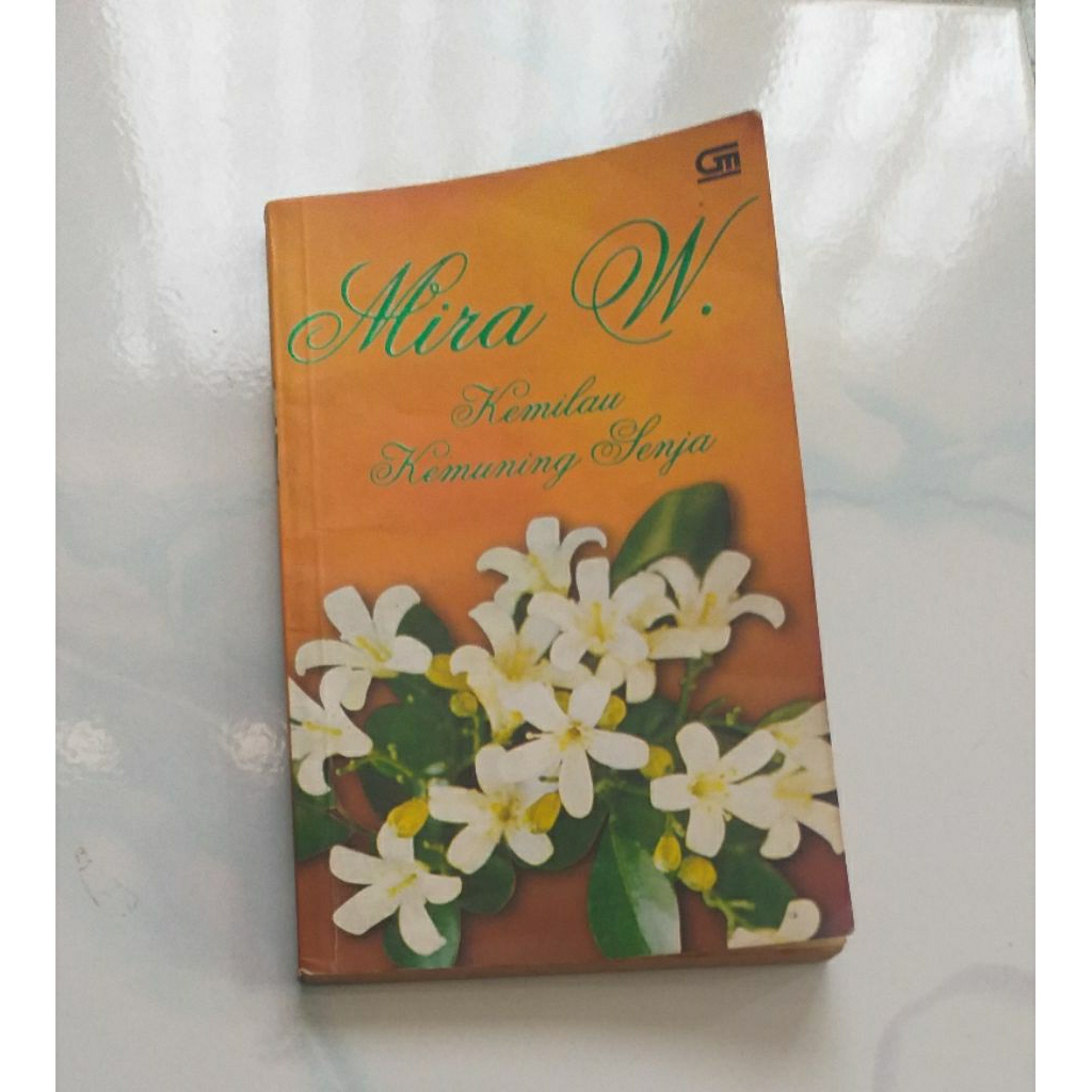 Novel (second) Kemilau Kemuning Senja - Mira W.