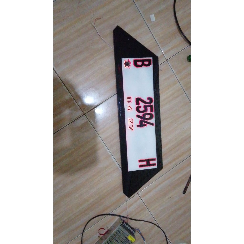 plat mobil nyala....