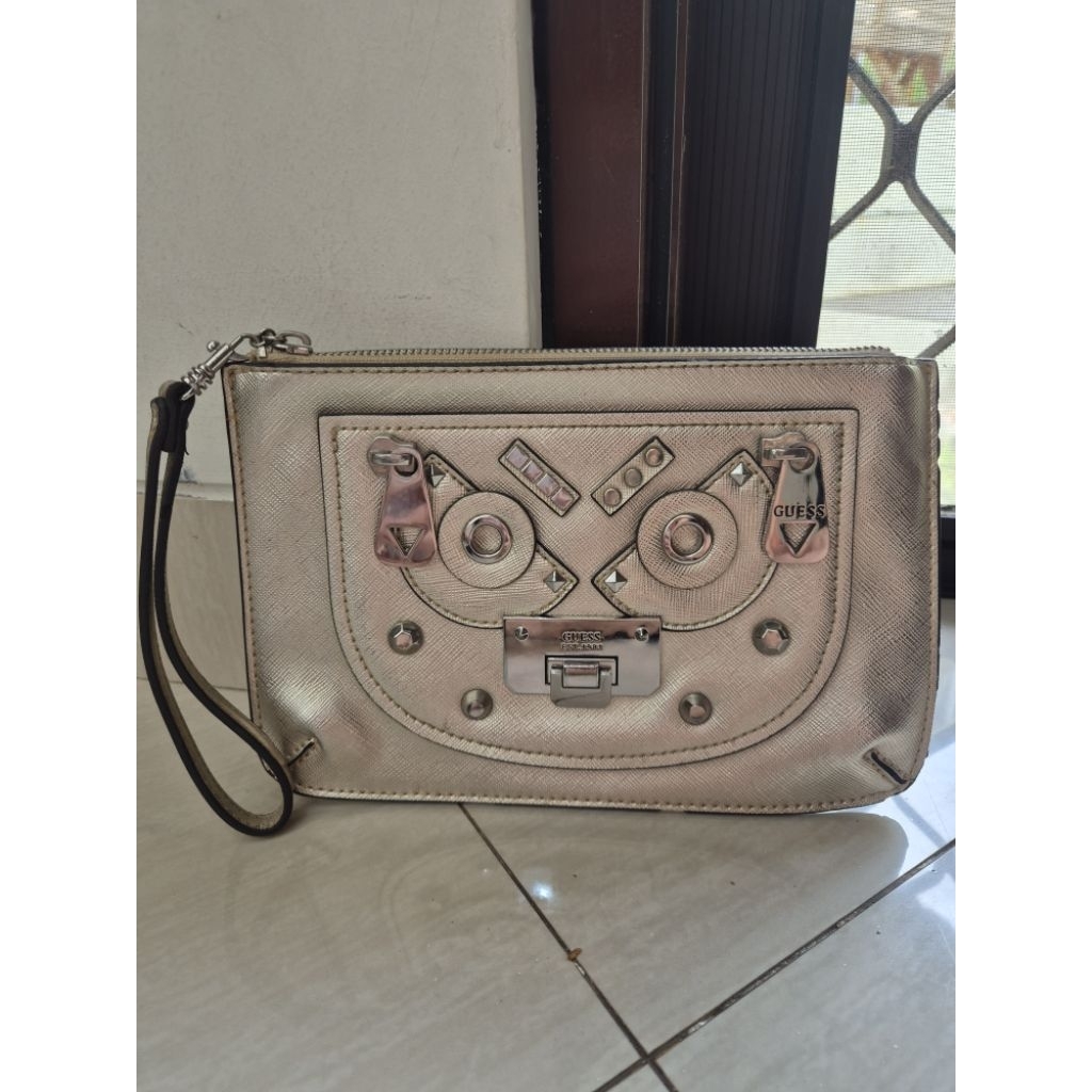 PRELOVED CLUTCH GUESS ORI GOLD
