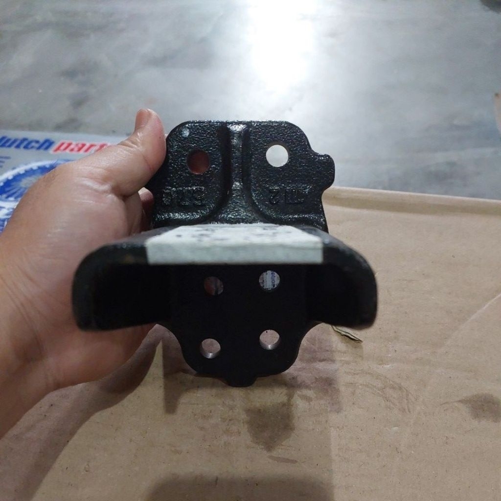 HANGER PER EXTRA HELPER BELAKANG BAGIAN BELAKANG KANAN CANTER ORI