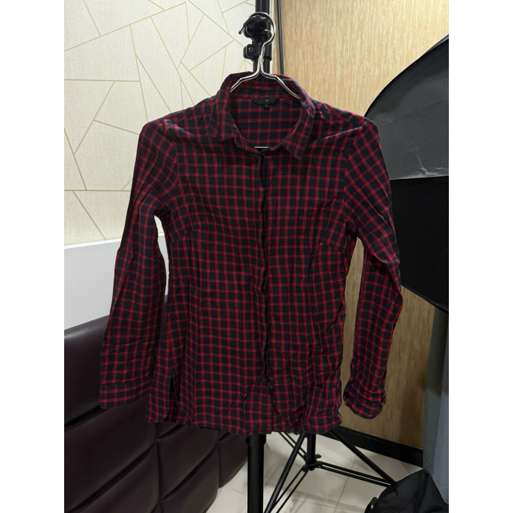 Preloved Kemeja Wanita Kotak-Kotak Merah Kombinasi Navy