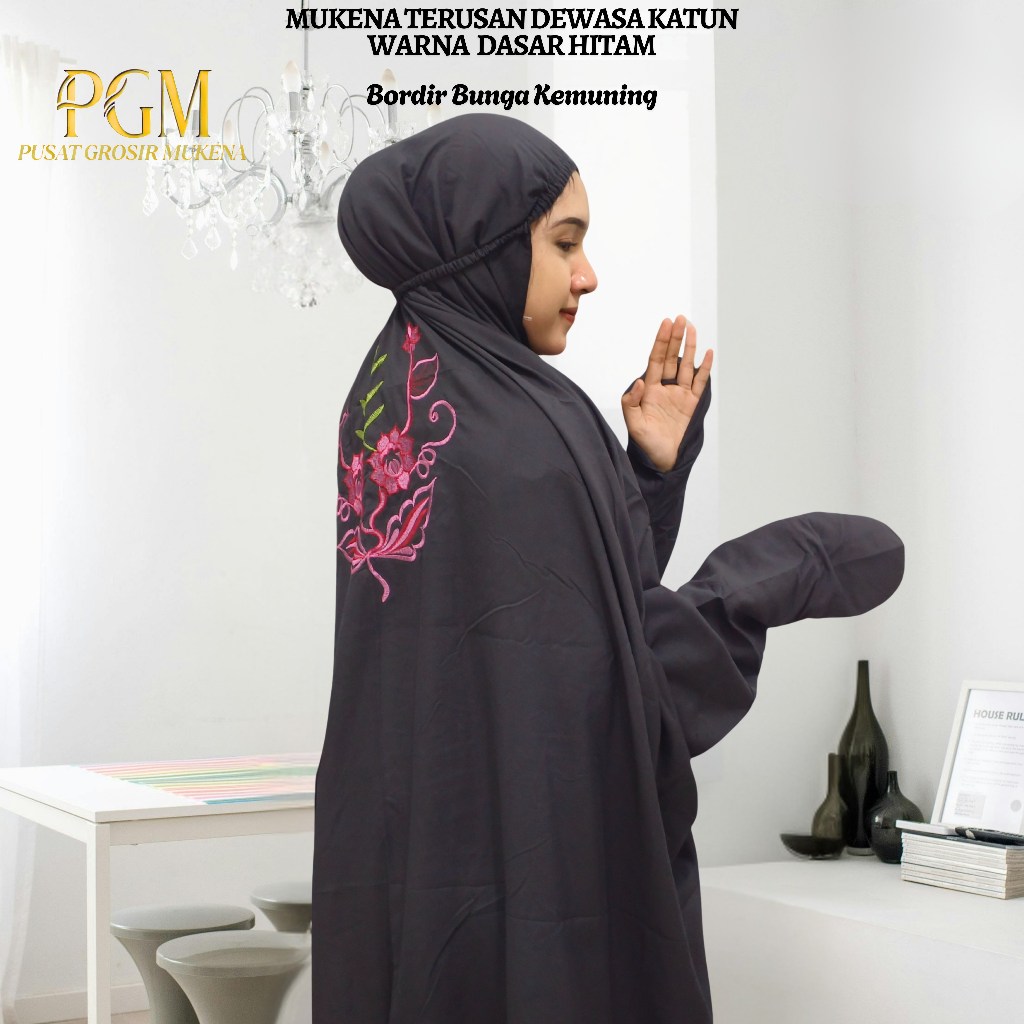 MUKENA TERUSAN DEWASA BAHAN KATUN MIKRO WARNA DASAR HITAM MOTIF BORDIR KEMUNING