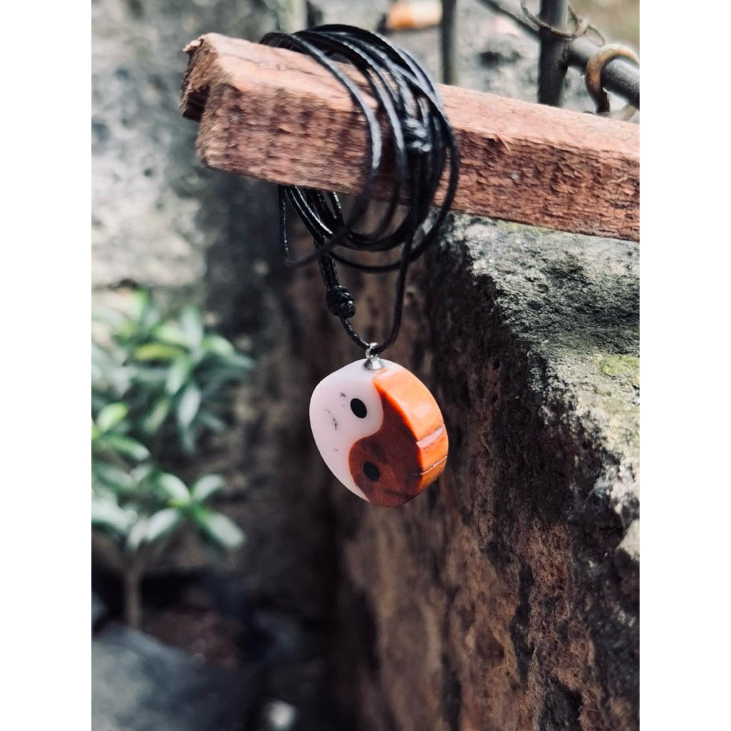 kalung kayu | kalung resin | kalung handmade | yin dan yang