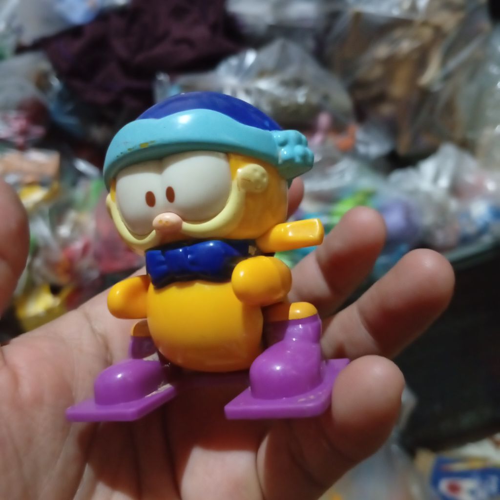 chaki meal toys Garfield ice skating style