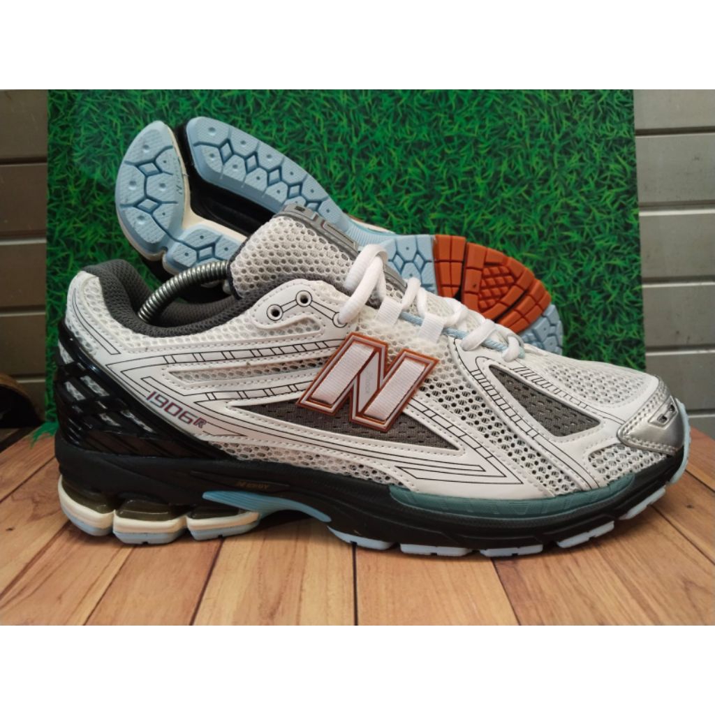 NEW BALANCE 1906 R