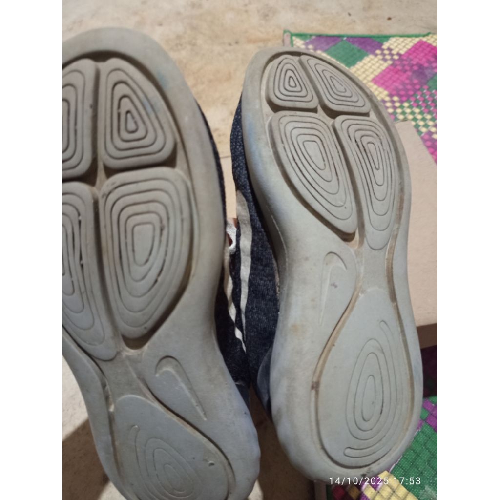 sepatu olahraga hitam nike