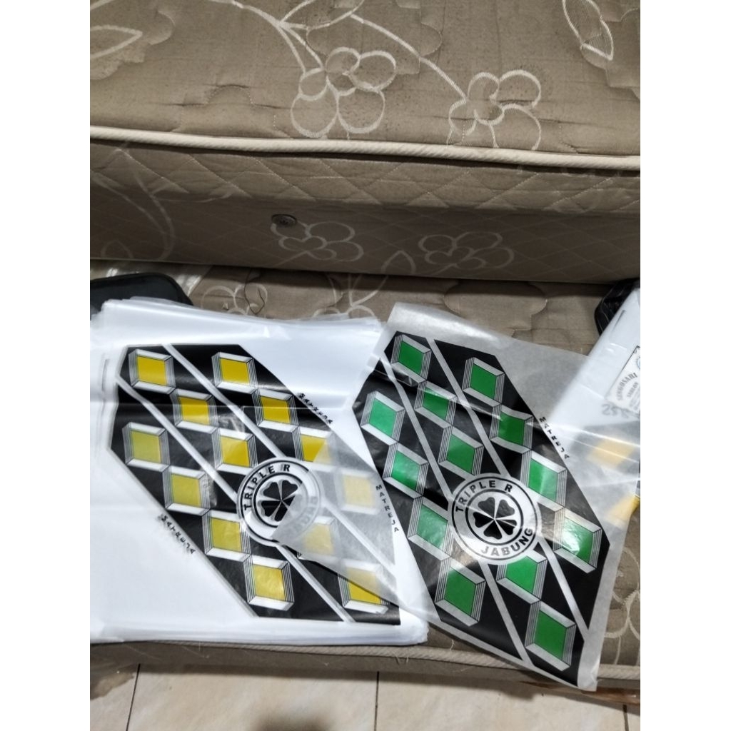 kertas layangan 2 warna