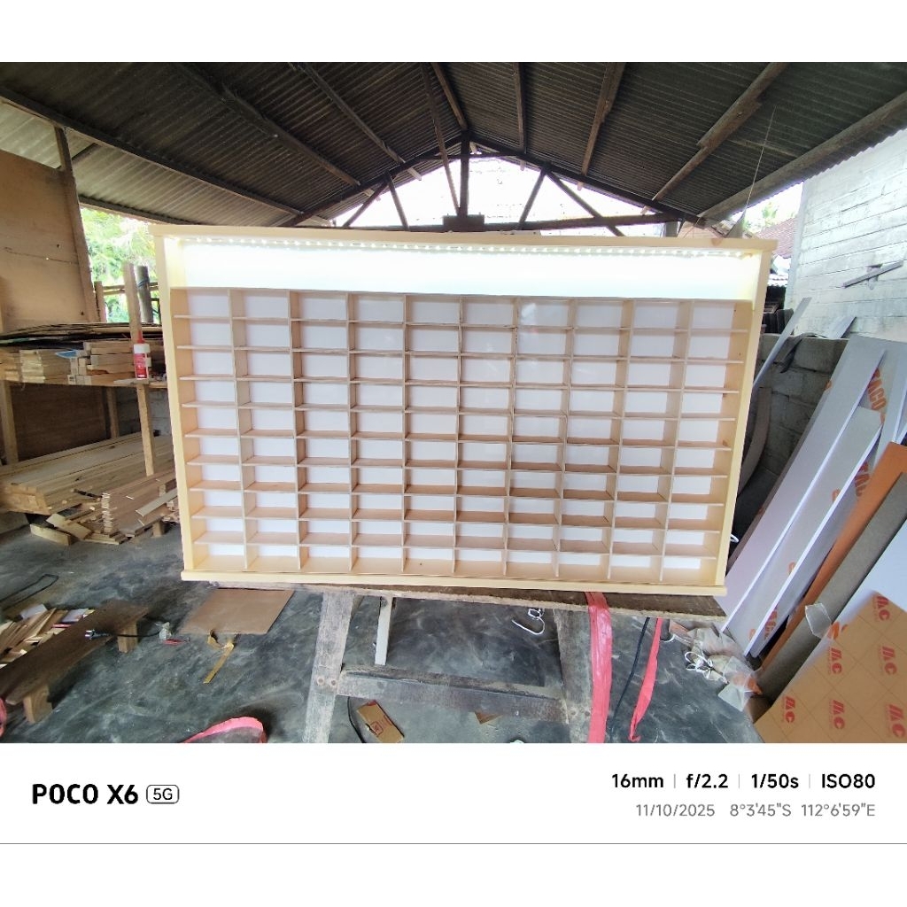 rak hotwheels isi 100 penutup akrilik & lampu led