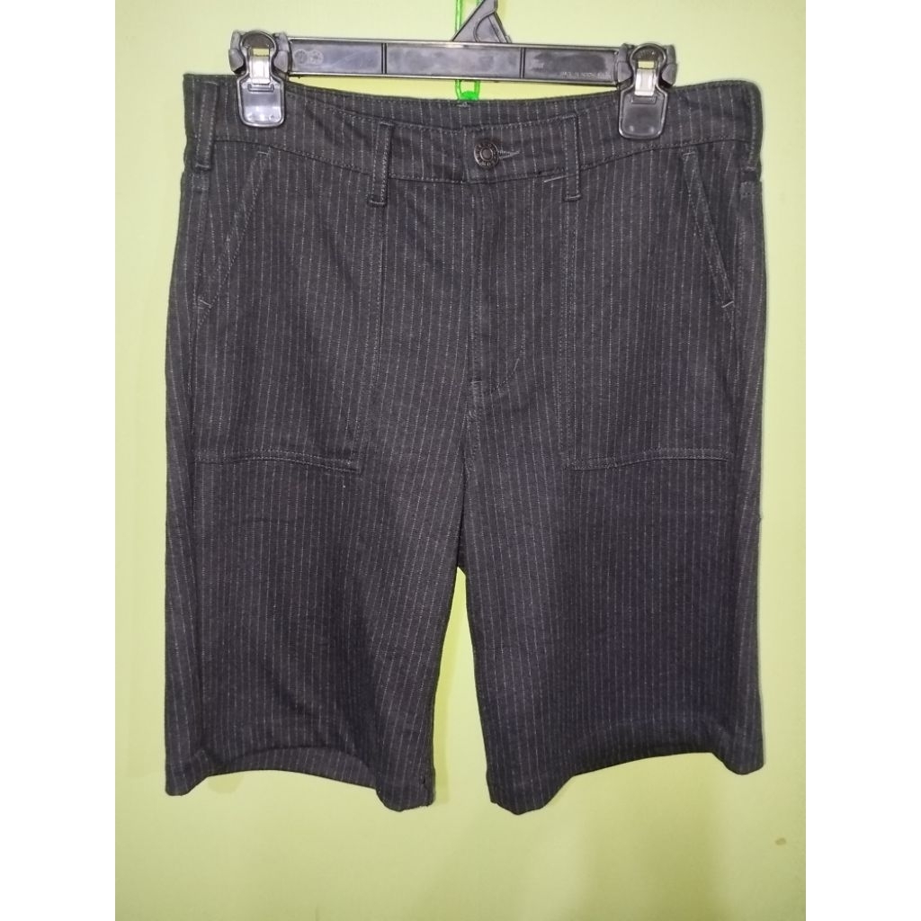 CELANA PENDEK EDWIN SIZE L HITAM MOTIF GARIS