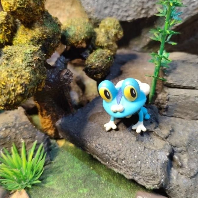 pokemon figure - froakie - tomy