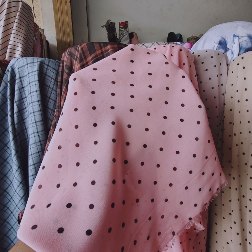 KAIN SIFON PREMIUM MOTIF POLKADOT KECIL WARNA HITAM DASAR PINK DASTY - KAIN SIFON MOTIF DOT KECIL HA