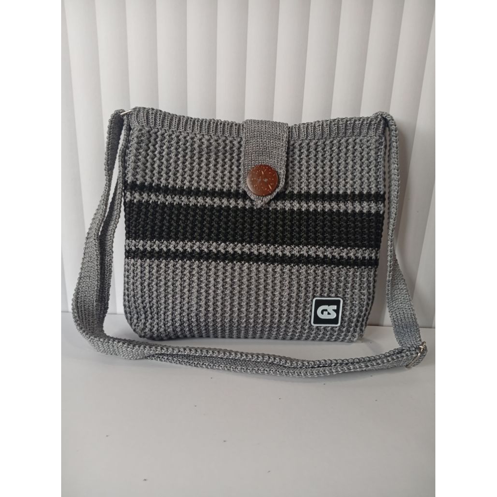 tas rajut kancing magnet,ful resleting.panjang tali bisa di sesuaikan,tas selempapang wanita