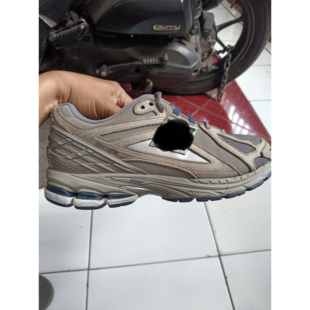 Sepatu Sneaker Pria 1906r Grey Indigo Size 42 Original Kondisi Second