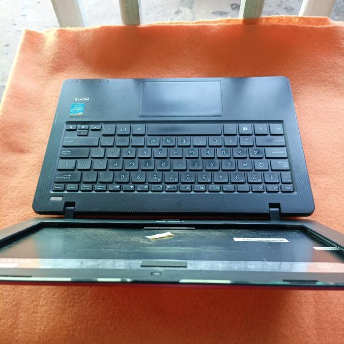 Kesing case casing laptop asus vivobook x200m bekas layak pakai
