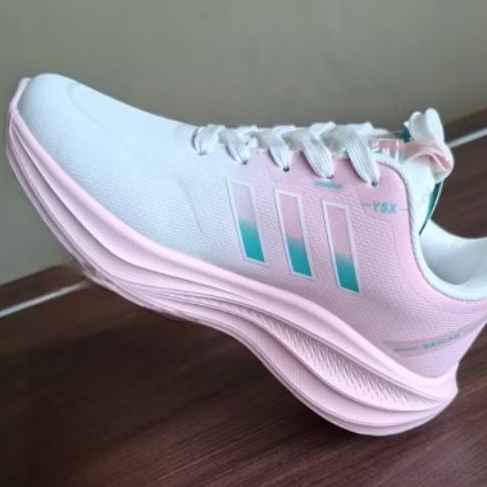 Sepatu olah raga wanita