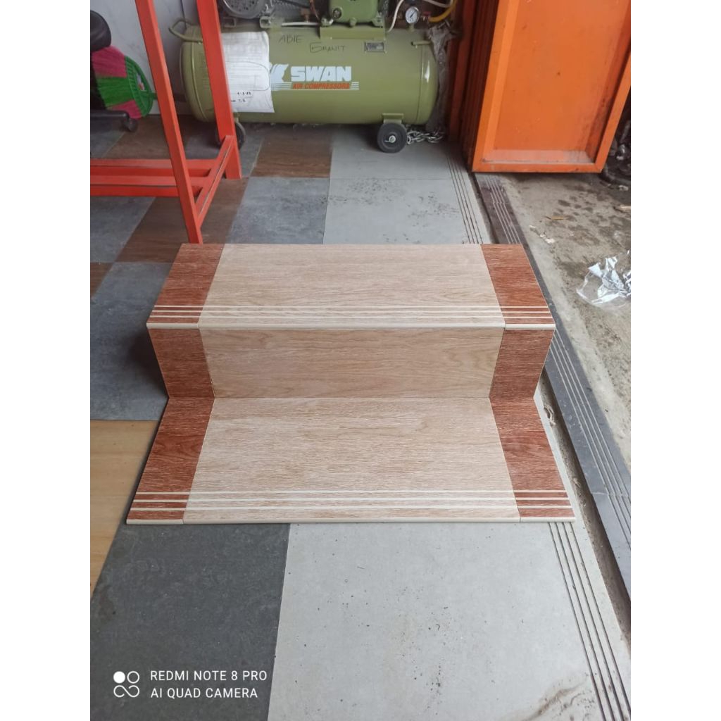 Pijakan tangga granit motif kayu doff kombinasi/tangga granit custom/anak tangga granit mewah