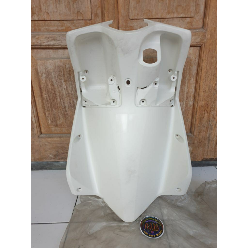 Legshield Dek Tengah Tutup Kunci Yamaha Mio Soul Karbu Putih Original