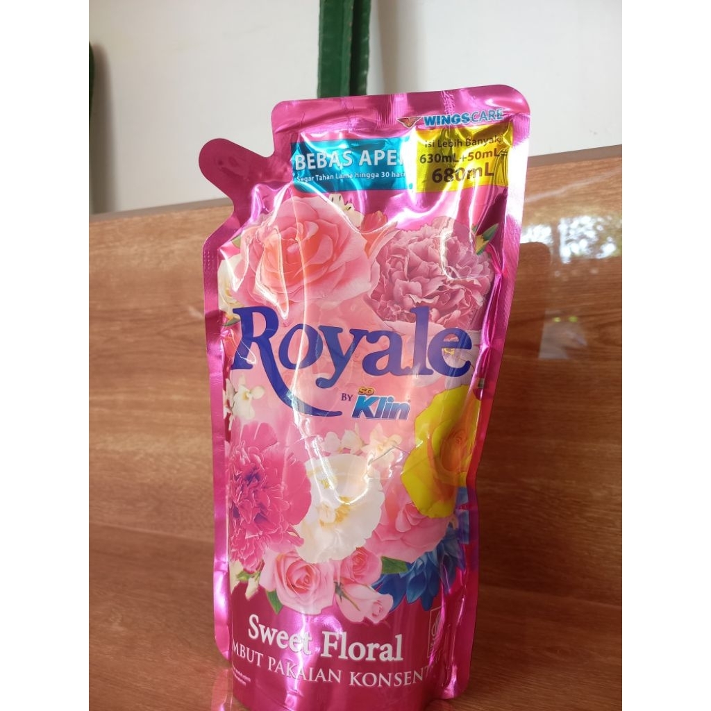 ROYALE SO KLIN PELEMBUT PAKAIAN 680 ML