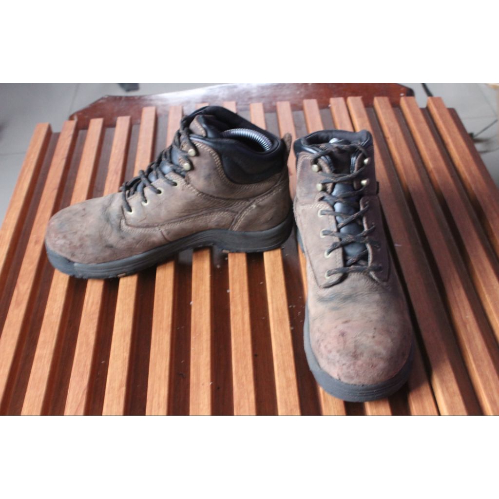 sepatu safety keren pemakaian" Danner" upper kulit asli kesan pemakaian. outsole keras. size 38 inso