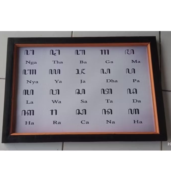 hiasan dinding plus bingkai aksara Jawa terbalik siap pajang