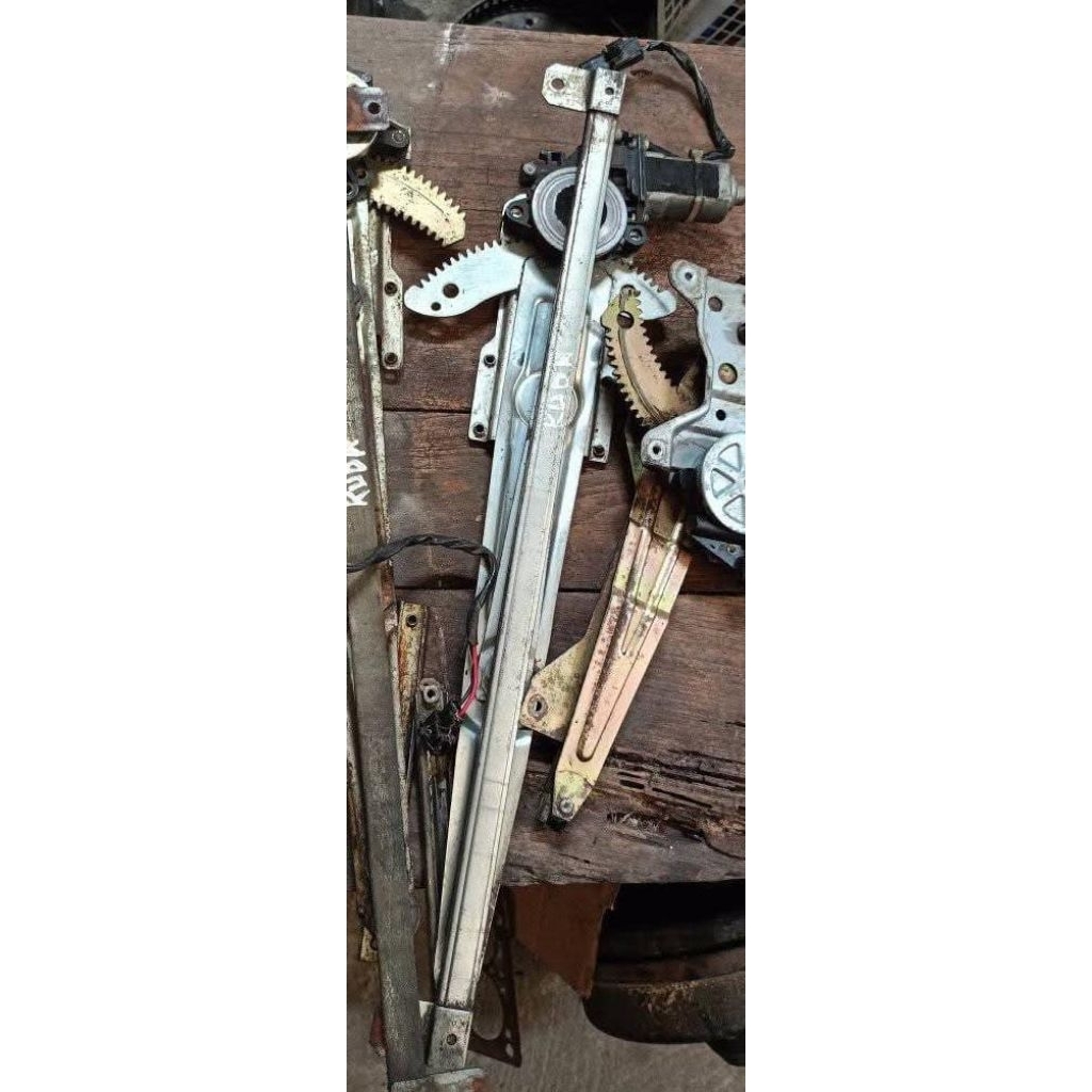 saklar dan regulator power window depan kanan kuda